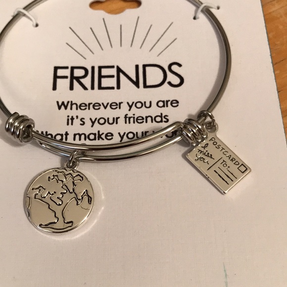 Friends bracelet with two charms, stainless steel, new on card. Lot S - Picture 2 of 4